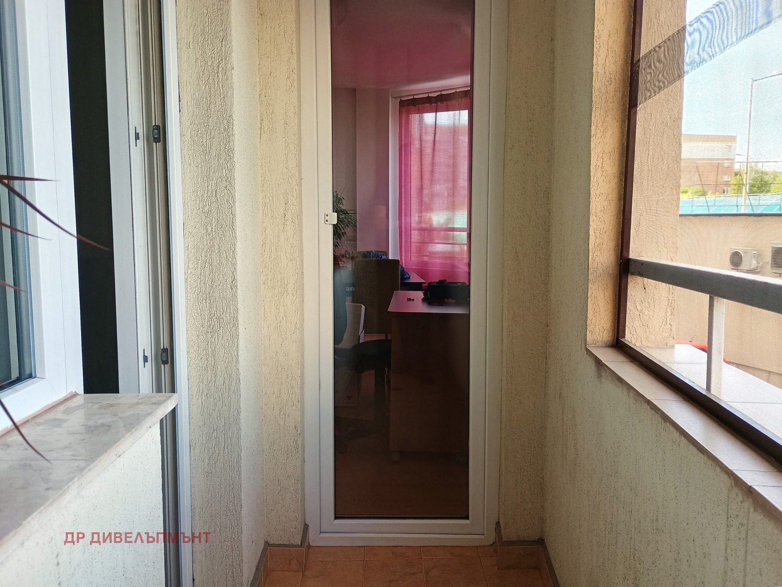 dvustaen-apartament-68-sqm-pod-naem-darvenitsa-sofiya-blizo-do-metro-15 Тясна остъклена тераса с плочки, стъклена врата към трапезарията