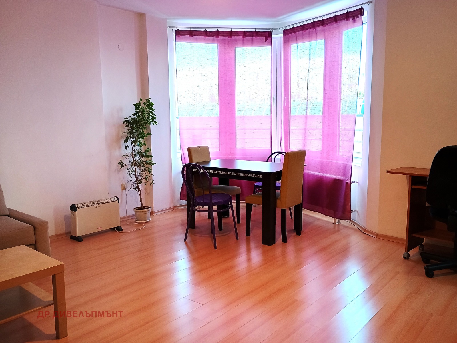 dvustaen-apartament-68-sqm-pod-naem-darvenitsa-sofiya-blizo-do-metro-3 Трапезария с тъмна маса, разнородни столове и широки прозорци