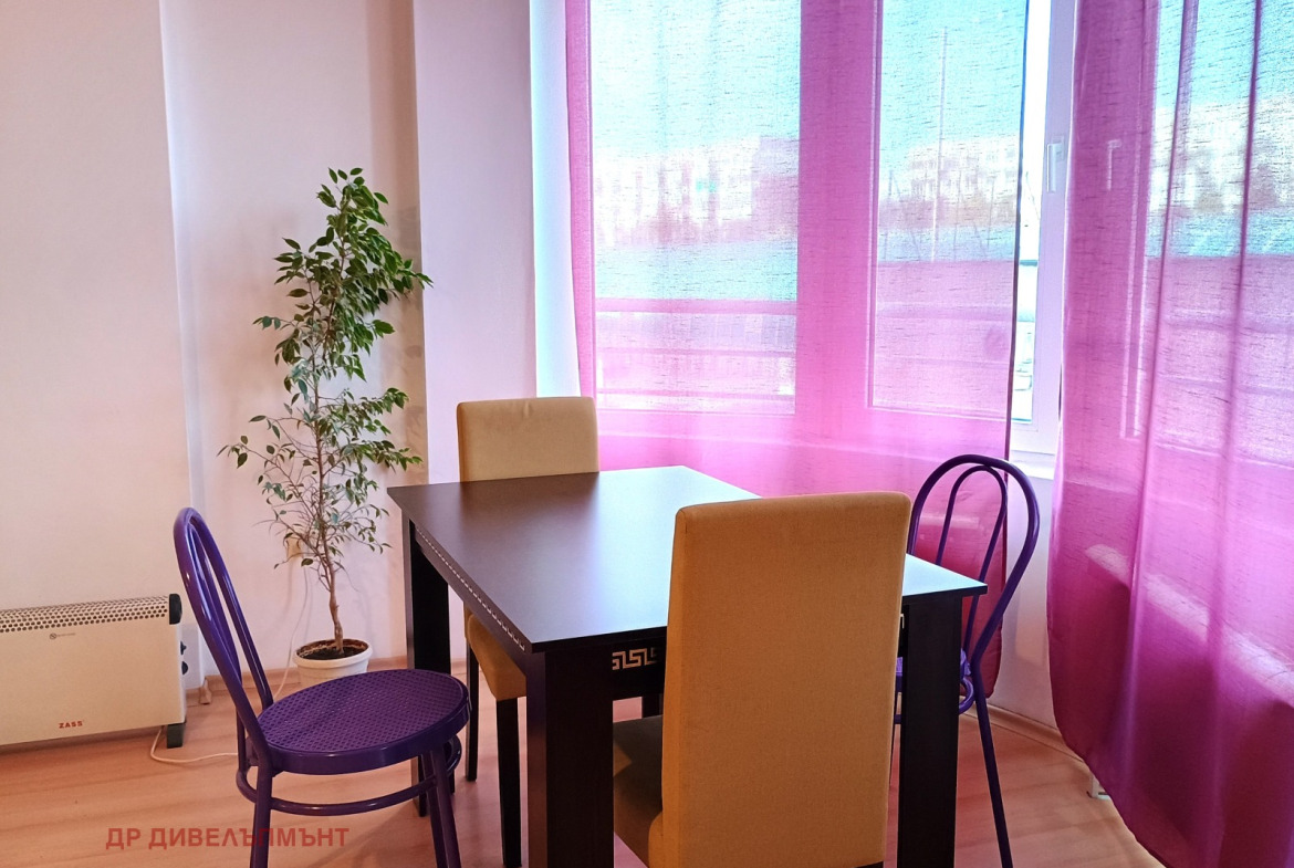 dvustaen-apartament-68-sqm-pod-naem-darvenitsa-sofiya-blizo-do-metro-4 Тъмна трапезарна маса с четири стола до широки прозорци
