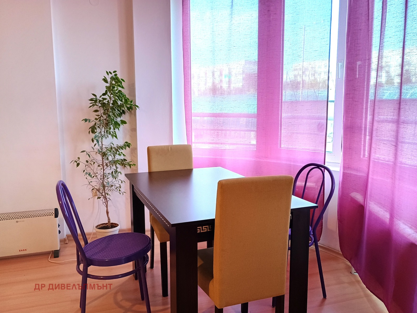 dvustaen-apartament-68-sqm-pod-naem-darvenitsa-sofiya-blizo-do-metro-4 Тъмна трапезарна маса с четири стола до широки прозорци