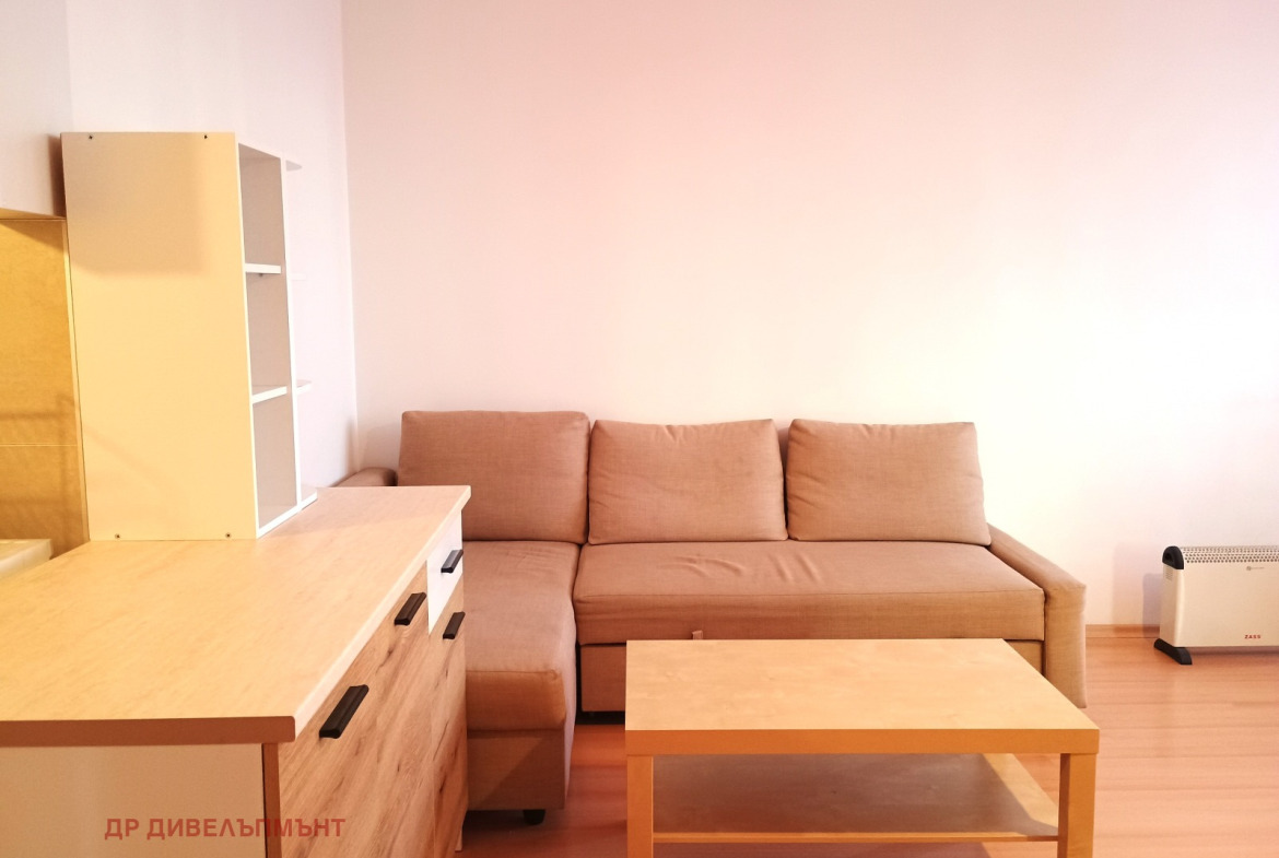 dvustaen-apartament-68-sqm-pod-naem-darvenitsa-sofiya-blizo-do-metro-5 Ъглов диван и холна маса в светла дневна стая