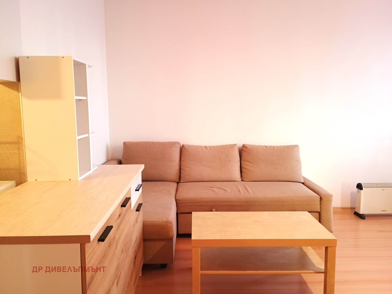 dvustaen-apartament-68-sqm-pod-naem-darvenitsa-sofiya-blizo-do-metro-5 Ъглов диван и холна маса в светла дневна стая