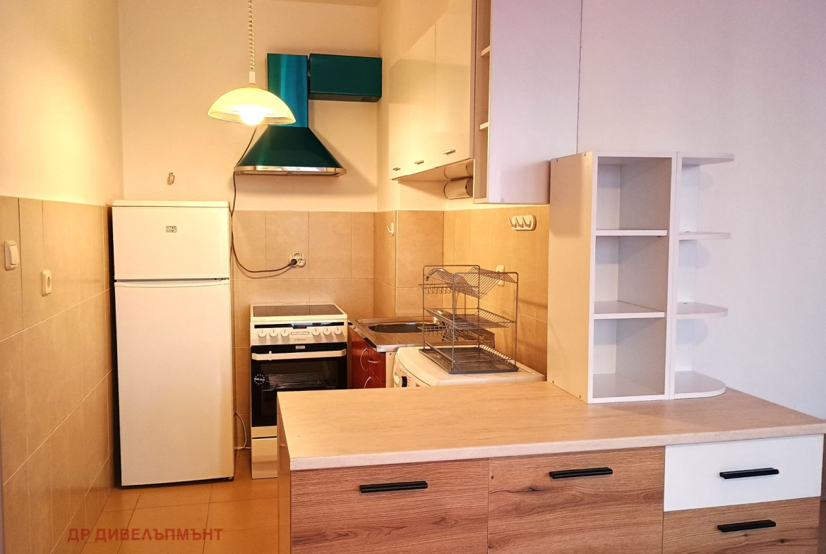 dvustaen-apartament-68-sqm-pod-naem-darvenitsa-sofiya-blizo-do-metro-6 Кухня с хладилник, електрическа печка, смукател и дървени шкафове