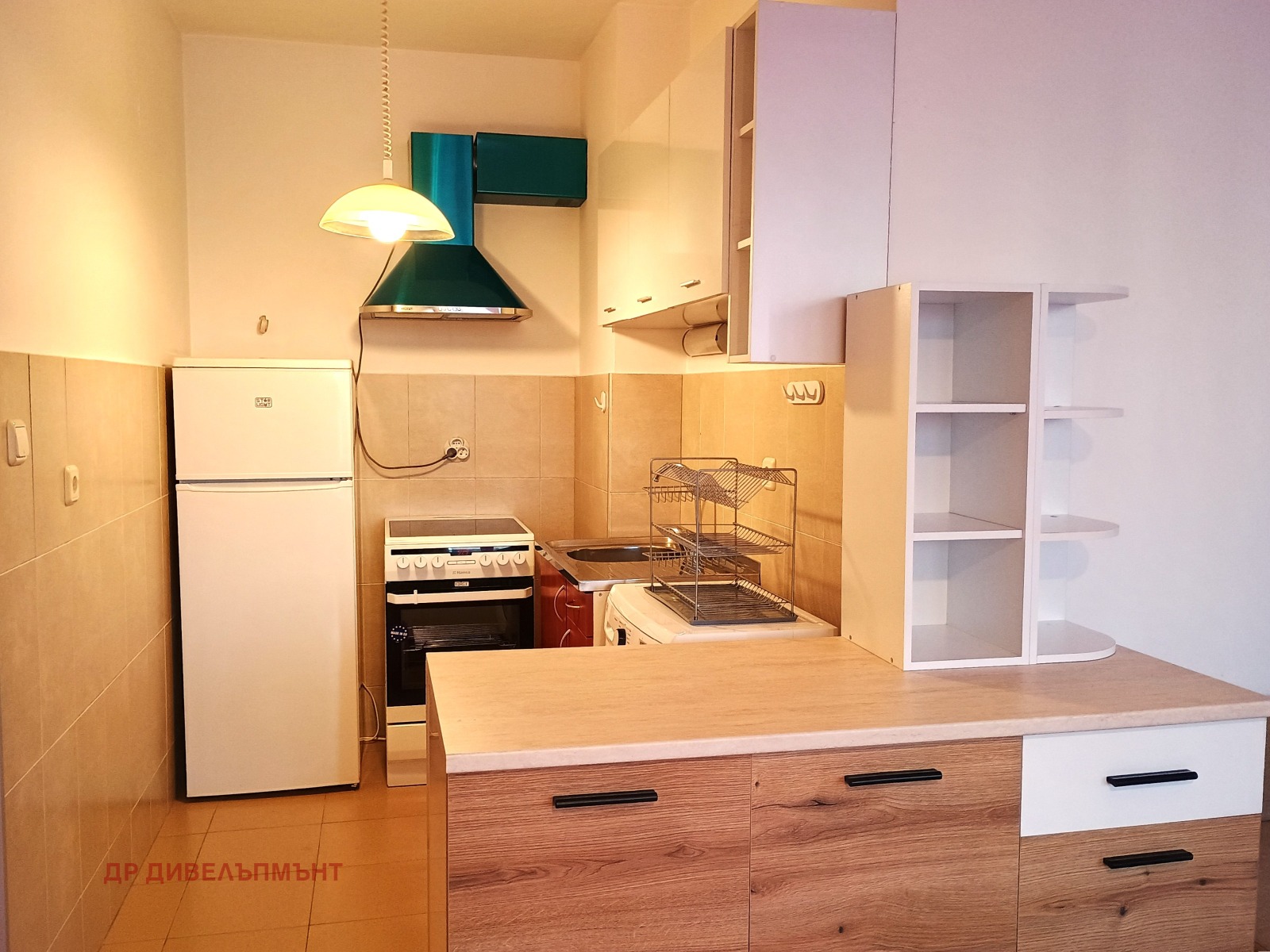 dvustaen-apartament-68-sqm-pod-naem-darvenitsa-sofiya-blizo-do-metro-6 Кухня с хладилник, електрическа печка, смукател и дървени шкафове