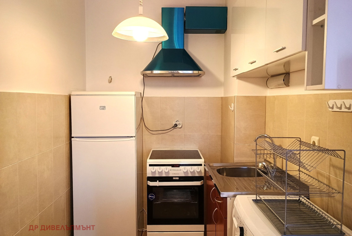 dvustaen-apartament-68-sqm-pod-naem-darvenitsa-sofiya-blizo-do-metro-7 Кухненски ъгъл с хладилник, електрическа печка, мивка и смукател