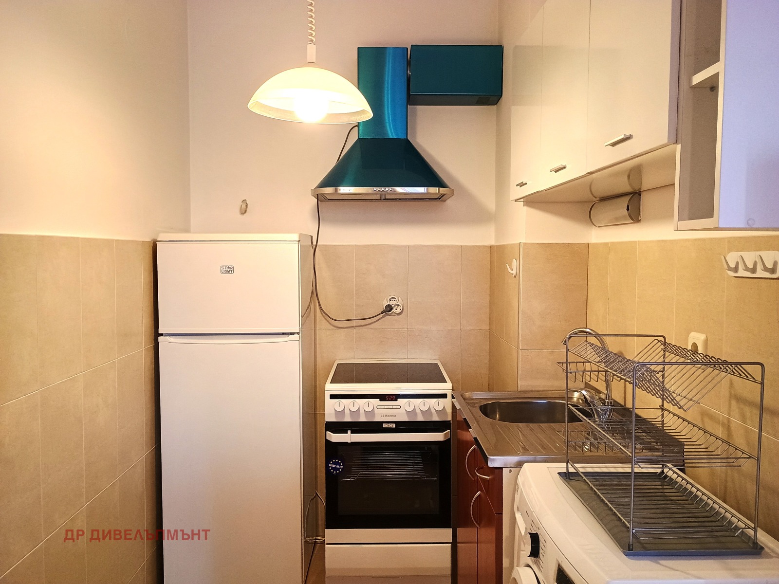 dvustaen-apartament-68-sqm-pod-naem-darvenitsa-sofiya-blizo-do-metro-7 Кухненски ъгъл с хладилник, електрическа печка, мивка и смукател