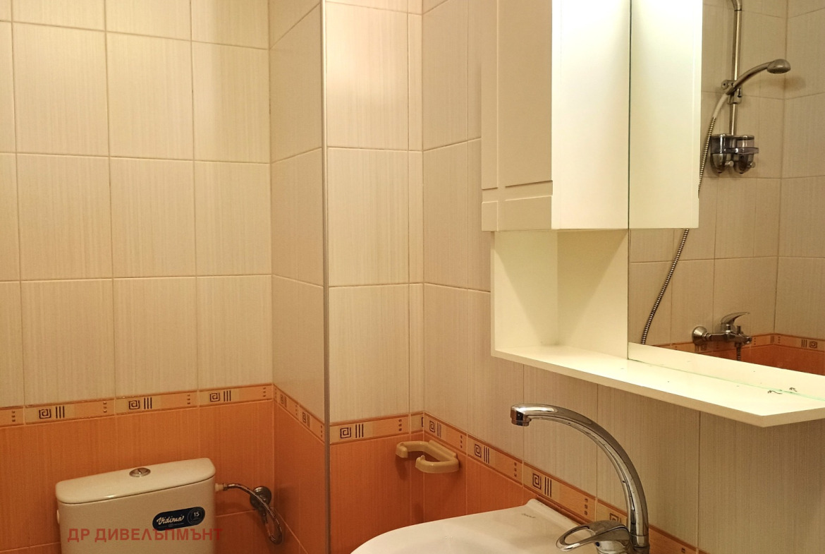 dvustaen-apartament-68-sqm-pod-naem-darvenitsa-sofiya-blizo-do-metro-9 Съвместена баня с тоалетна, мивка, огледален шкаф и ръчен душ, облицовани стени