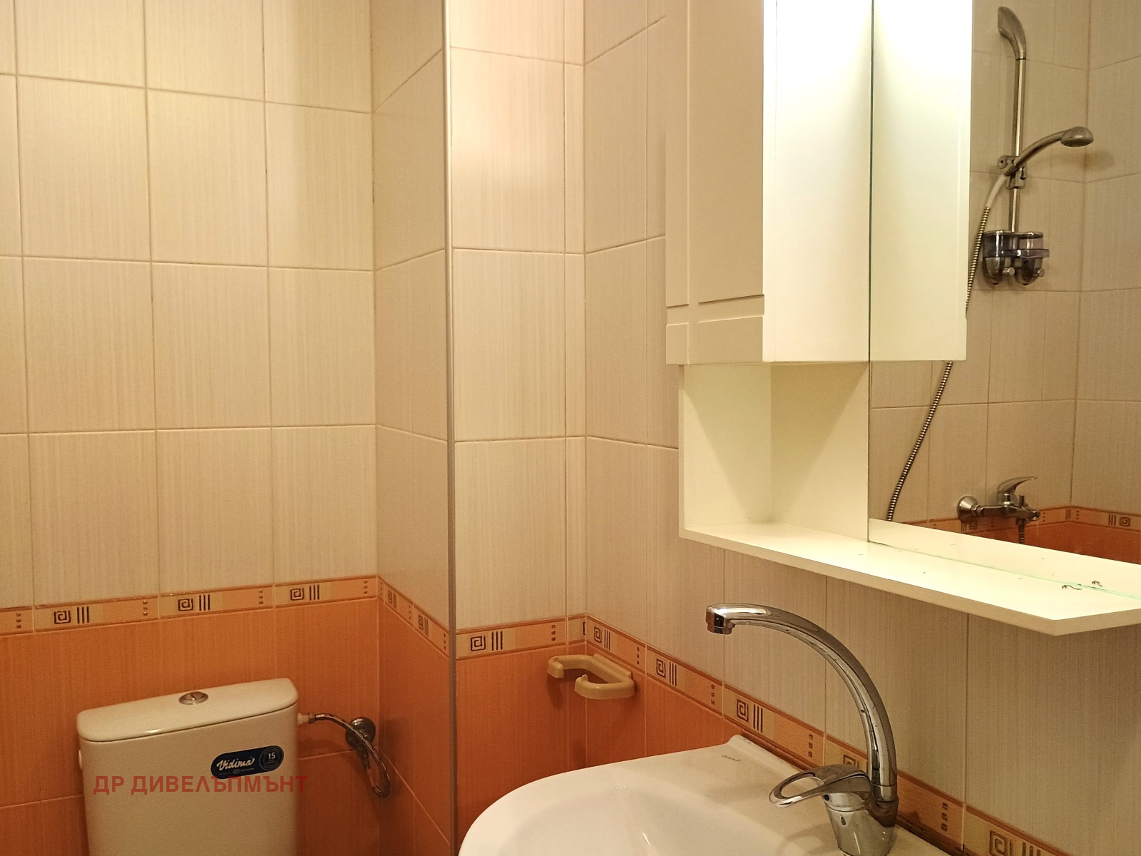 dvustaen-apartament-68-sqm-pod-naem-darvenitsa-sofiya-blizo-do-metro-9 Съвместена баня с тоалетна, мивка, огледален шкаф и ръчен душ, облицовани стени