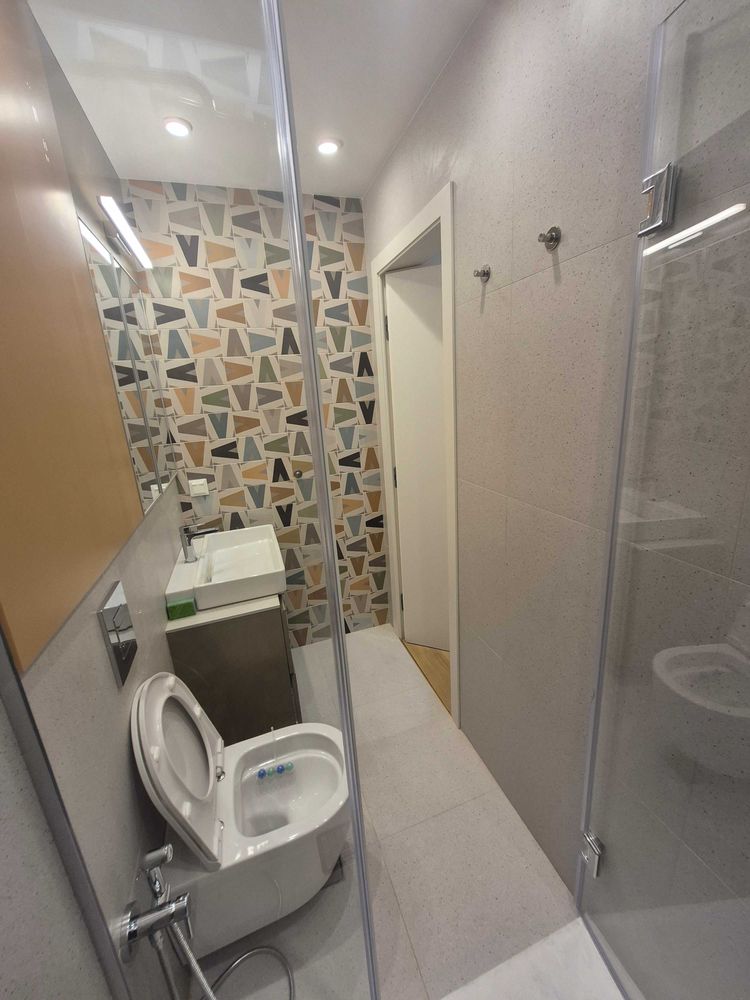 dvustaen-apartament-73-sqm-pod-naem-manastirski-livadi-sgrada-diada-11 Баня, видяна през огледало с душ кабина, окачена тоалетна, малка мивка тип купа