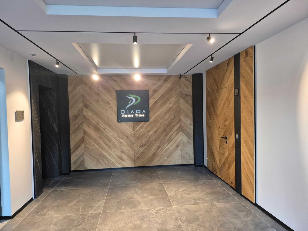 dvustaen-apartament-73-sqm-pod-naem-manastirski-livadi-sgrada-diada-13 Общо фоайе на сградата с дървена стена в елка и тъмни подови плочки