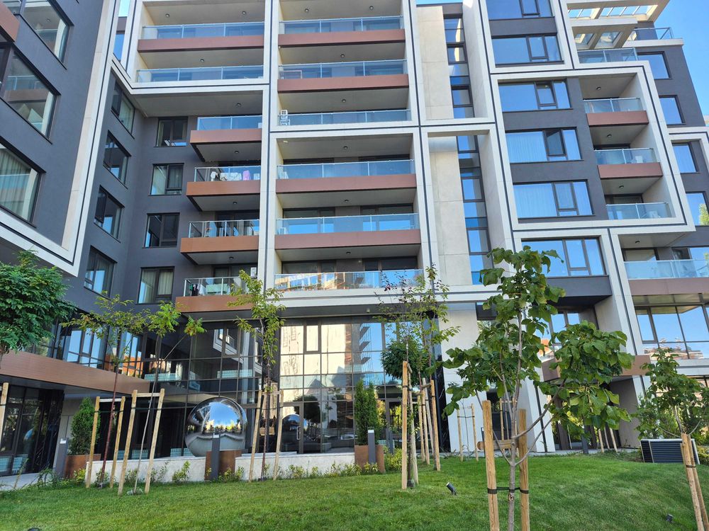 dvustaen-apartament-73-sqm-pod-naem-manastirski-livadi-sgrada-diada-14 Екстериор на модерна многоетажна жилищна сграда със стъклени тераси и озеленен двор