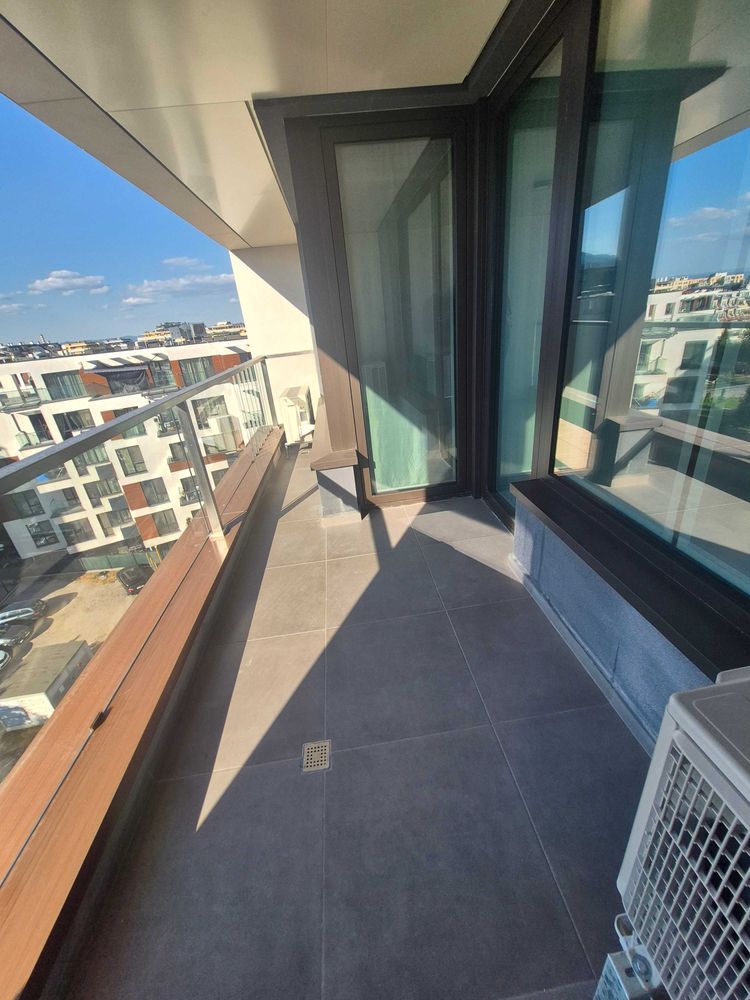 dvustaen-apartament-73-sqm-pod-naem-manastirski-livadi-sgrada-diada-5 Тясна тераса с тъмни подови плочки, стъклена парапет, изглед към околни жилищни сгради