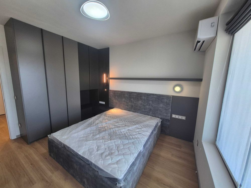 dvustaen-apartament-73-sqm-pod-naem-manastirski-livadi-sgrada-diada-6 Спалня с двойно легло, тъмносив вграден гардероб, тапицирана табла, стенни лампи за четене
