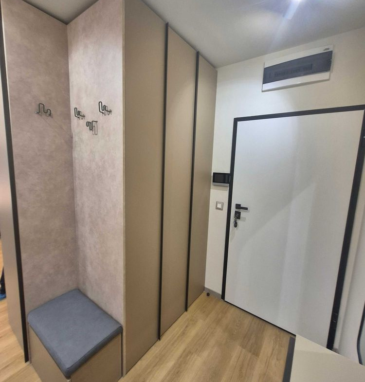 dvustaen-apartament-73-sqm-pod-naem-manastirski-livadi-sgrada-diada-8 Антре с вграден гардероб, закачалки за дрехи и входна врата