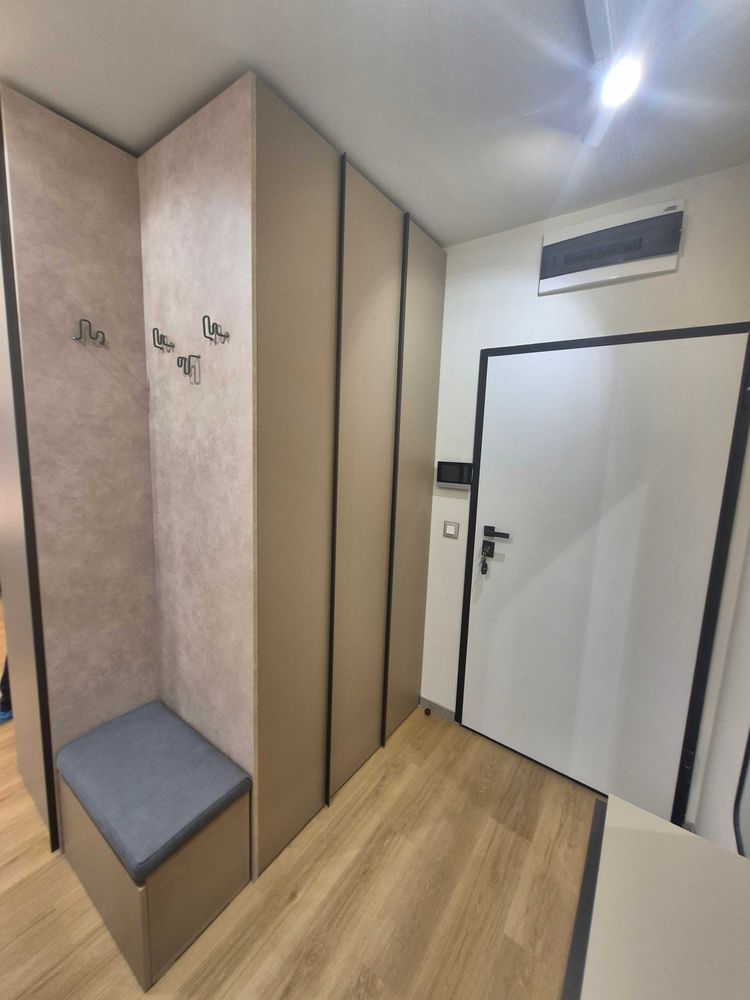 dvustaen-apartament-73-sqm-pod-naem-manastirski-livadi-sgrada-diada-8 Антре с вграден гардероб, закачалки за дрехи и входна врата