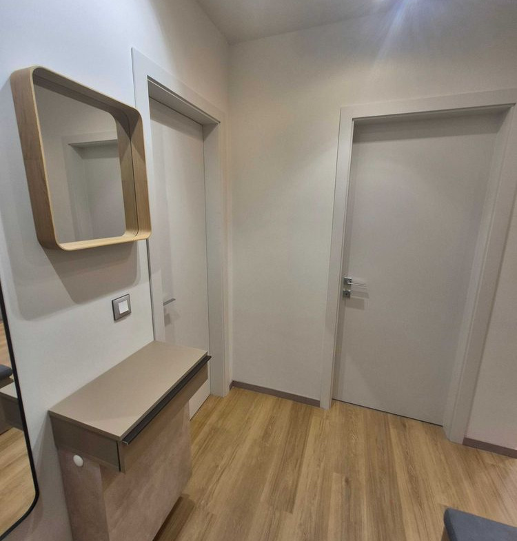 dvustaen-apartament-73-sqm-pod-naem-manastirski-livadi-sgrada-diada-9 Коридор с малък шкаф, квадратно огледало и две врати