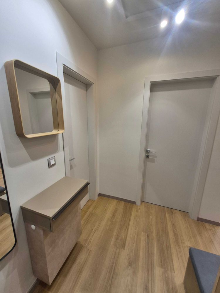 dvustaen-apartament-73-sqm-pod-naem-manastirski-livadi-sgrada-diada-9 Коридор с малък шкаф, квадратно огледало и две врати