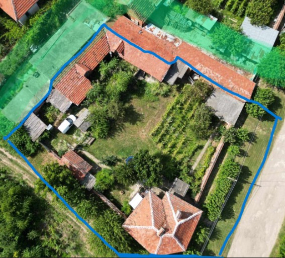 Въздушен кадастрален план с имотната граница, очертана в синьо