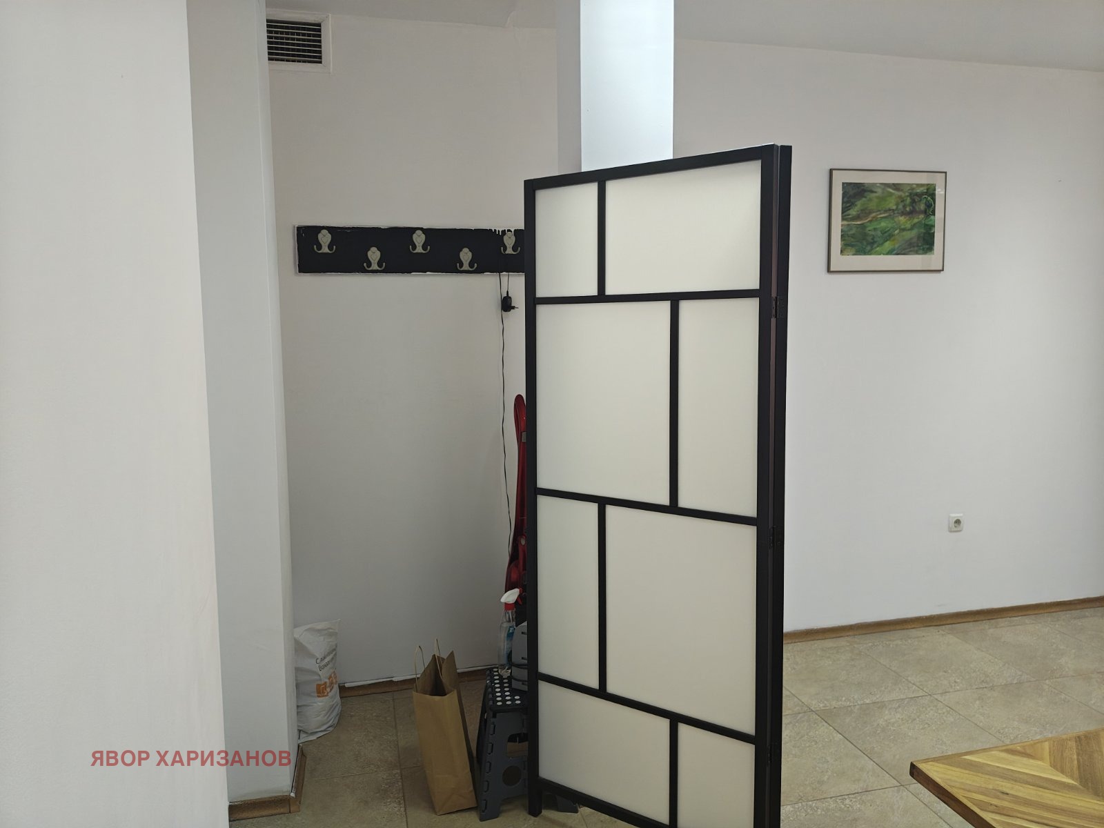Коридор със закачалка за дрехи, сгъваем параван и картина в рамка