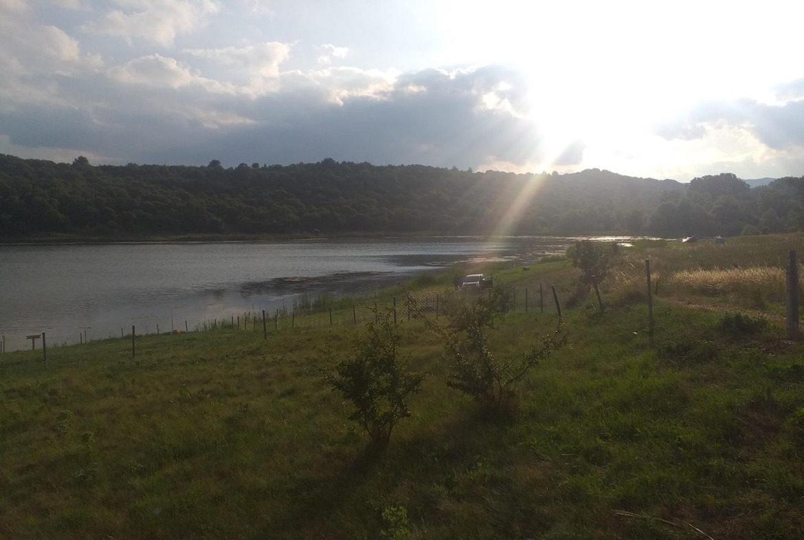 partsel-2002-kvm-prodava-batanovtsi-yaz-bushlyak-4 Залез над езеро с ограда, храсти и залесен склон