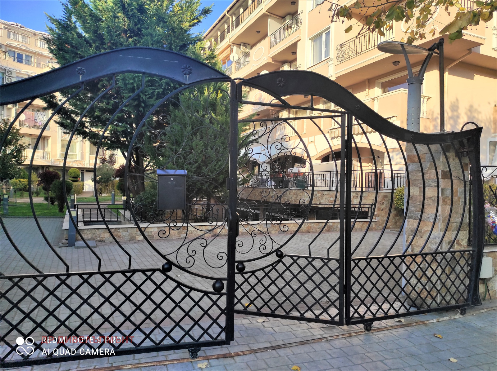 sklad-100-kvm-pod-naem-nesebar-kompleks-meliya-6-3 Декоративна кована порта с кръгли завъртулки при входа на комплекса
