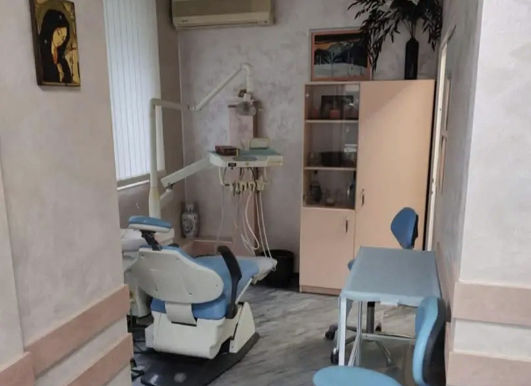 Dental room with patient chair, storage cabinet, and air conditioner