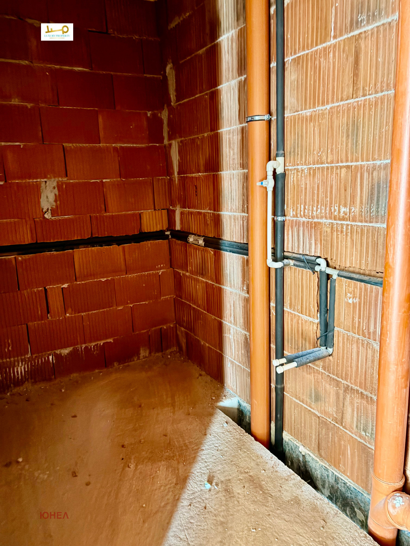 tristaen-apartament-108-sqm-za-prodazhba-ovcha-kupel-novo-stroitelstvo-3 Тясно недовършено помещение с тухлени стени и видими водопроводни тръби